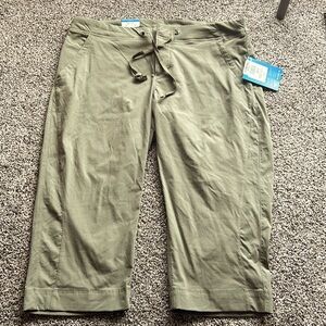 Columbia Capri olive green activewear.